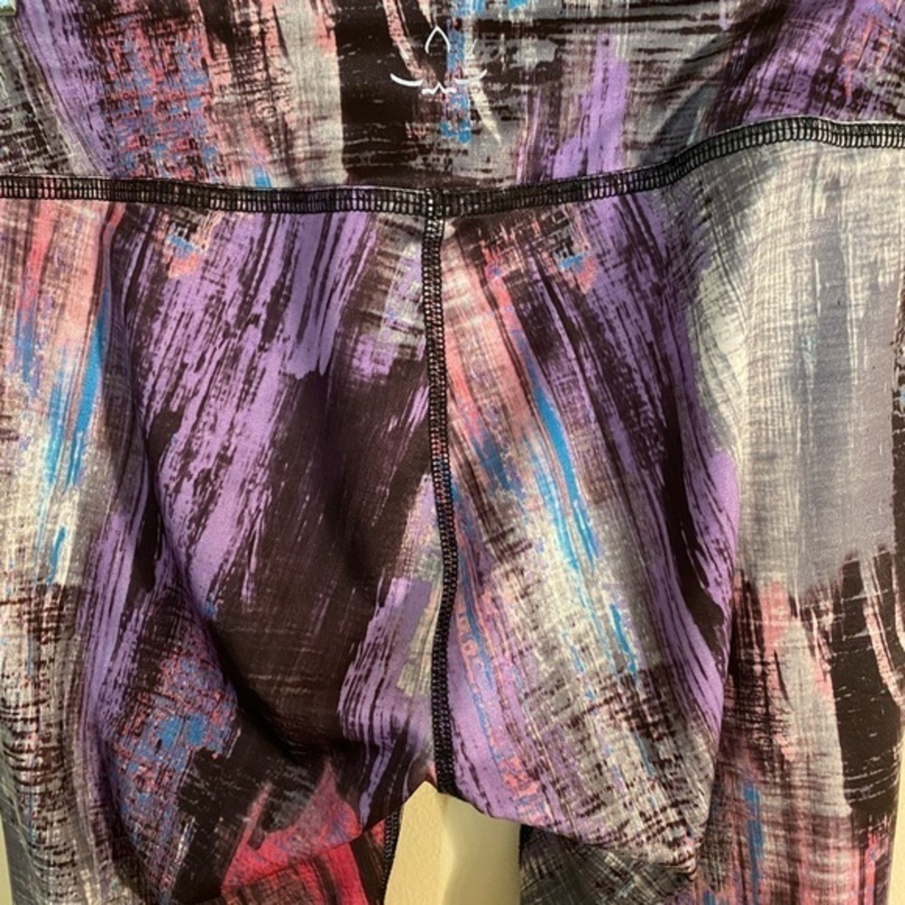 Women’s Beyond Yoga Capri Multi-Colored Leggings - Picture 2 of 7
